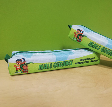 Mali Giganci piórniki zbliżenie