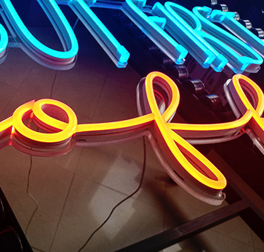 But First Coffee neon zbliżenie